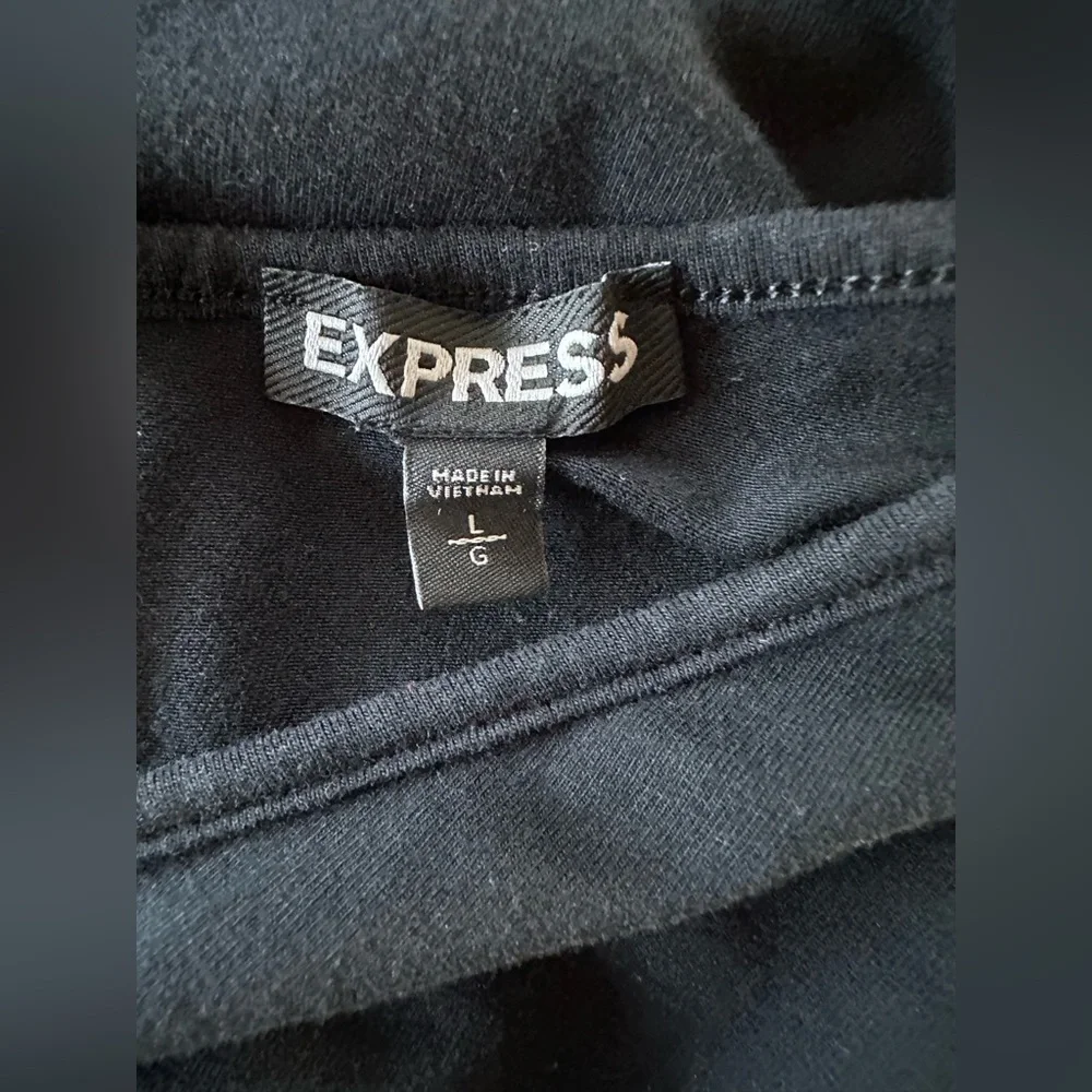 Express black v-neck empire-waist tank top. Size: Large